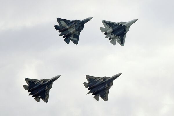 Истребители Су-57 в небе над Жуковском