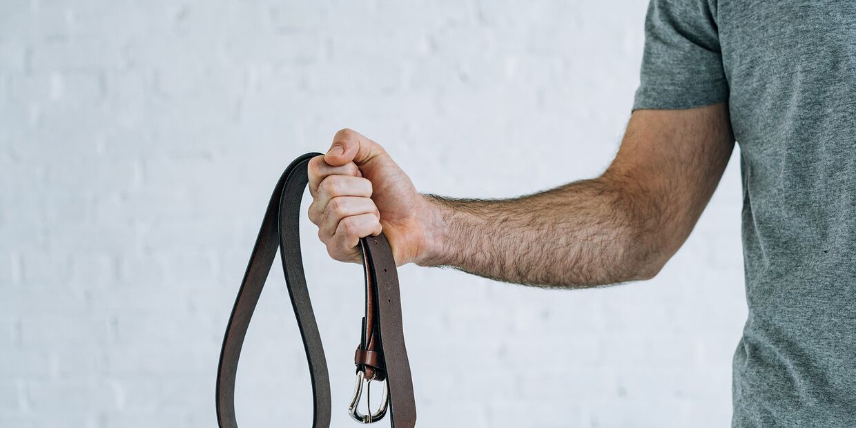 Мужчина с кожаным ремнем