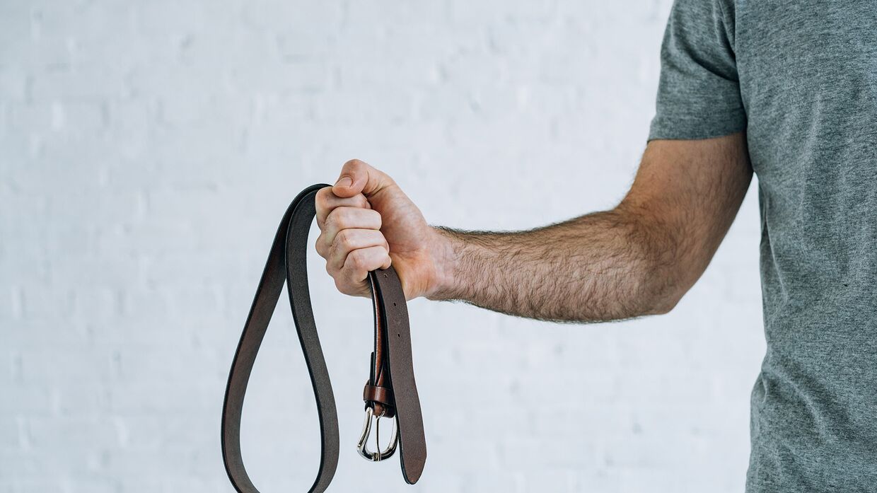 Мужчина с кожаным ремнем