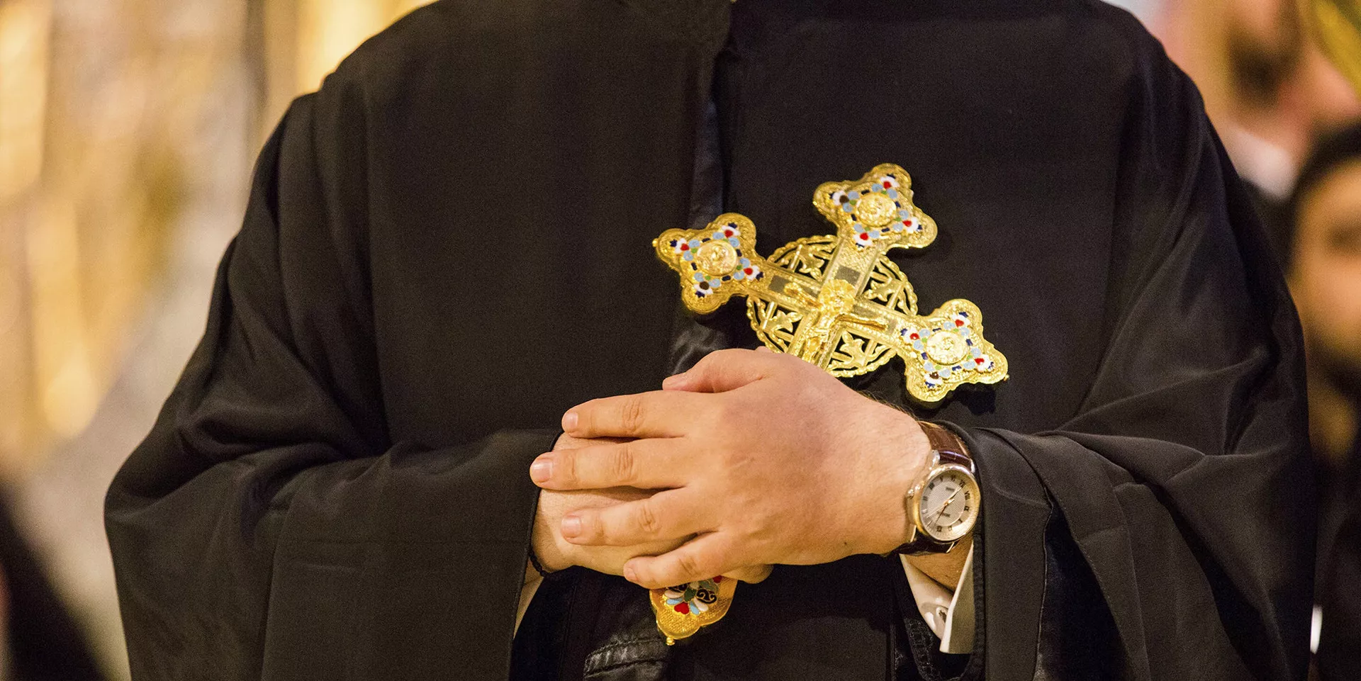 Греческий православный священнослужитель держит крест в архиепископском соборе Святой Троицы в Нью-Йорке - ИноСМИ, 1920, 28.05.2025