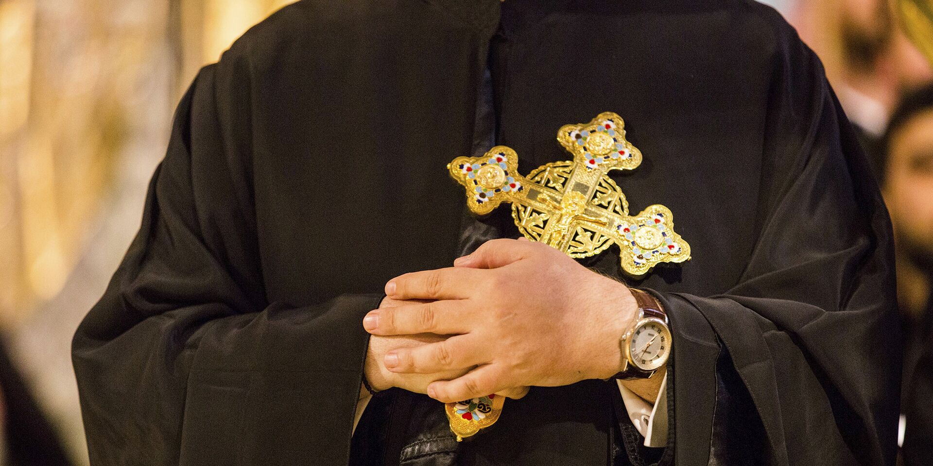 Греческий православный священнослужитель держит крест в архиепископском соборе Святой Троицы в Нью-Йорке - ИноСМИ, 1920, 19.05.2022