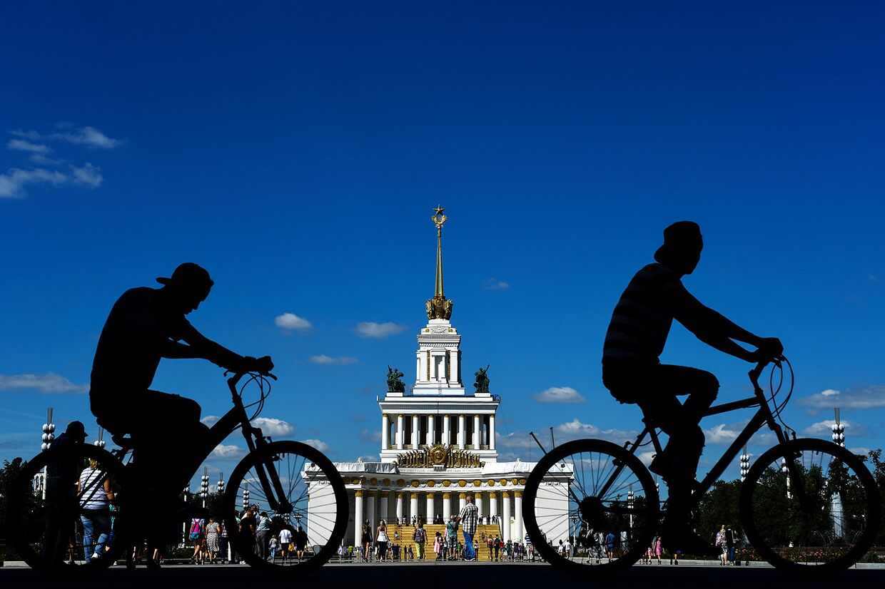 Велосипедисты на ВДНХ в Москве