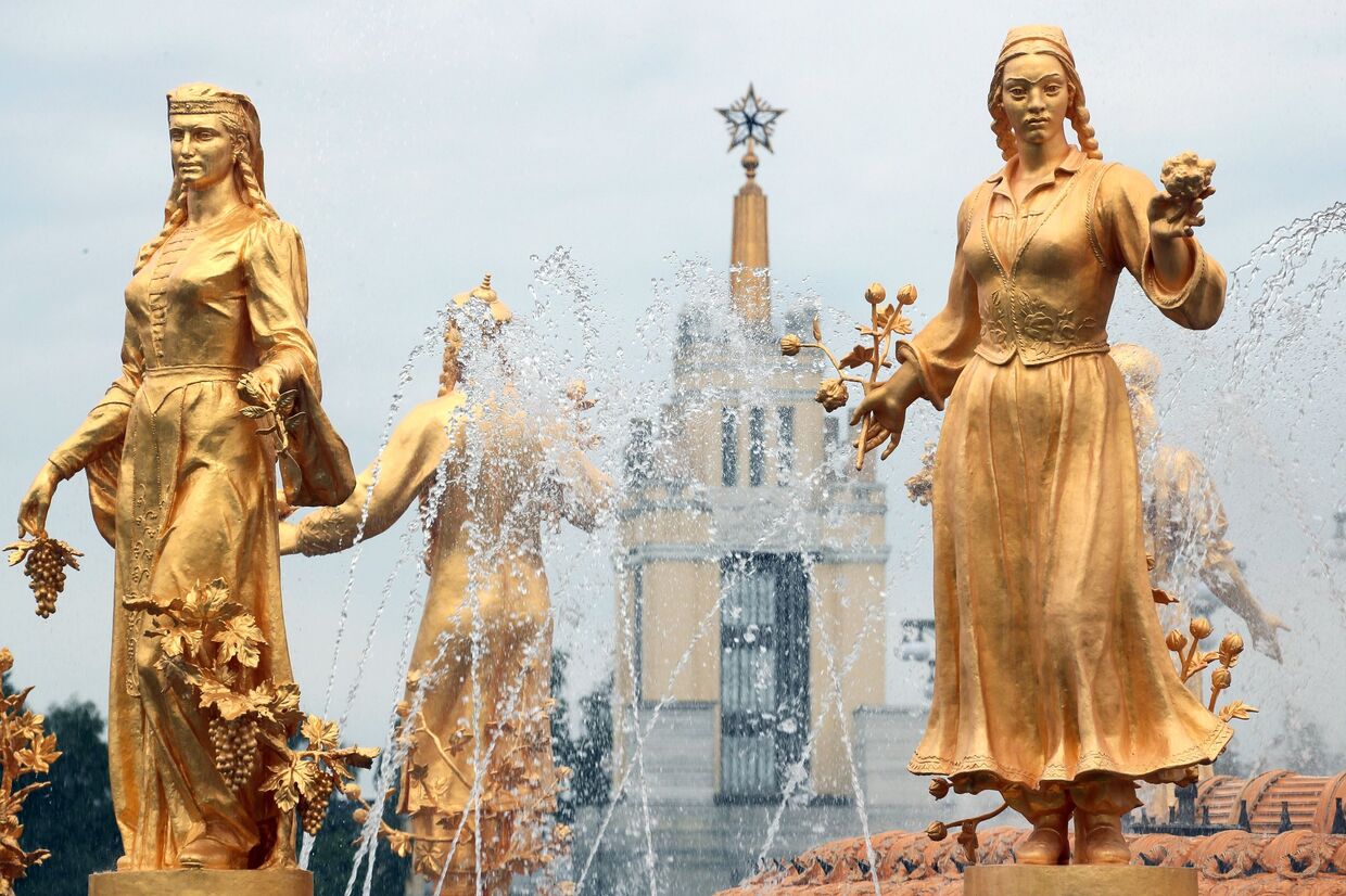Скульптуры фонтана Дружба народов на ВДНХ в Москве