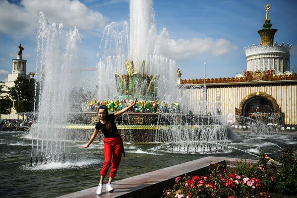 Женщина у фонтана на ВДНХ в Москве