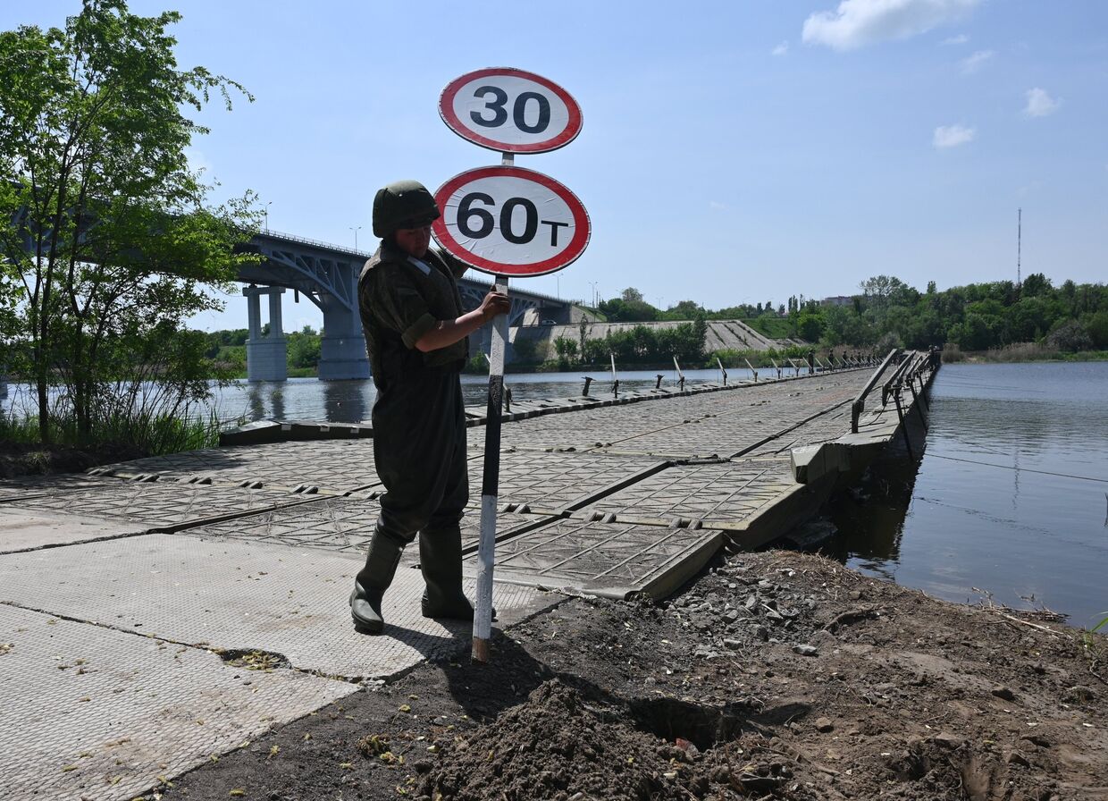 Возведение понтонной переправы через реку Северский Донец