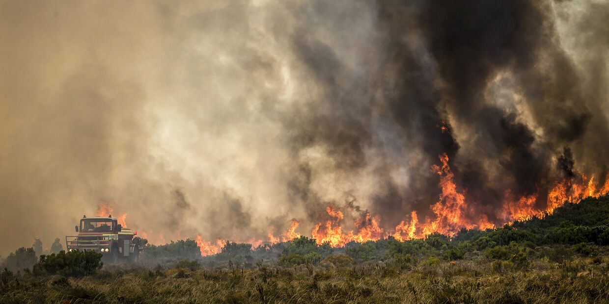 Лесной пожар недалеко от Кейптауна, Южная Африка