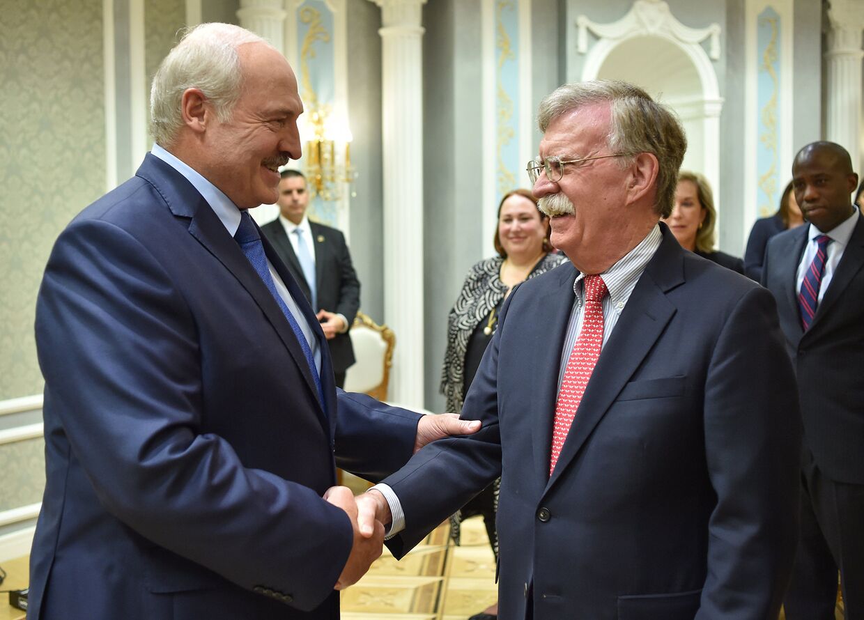 Президент Беларуси Александр Лукашенко и советник по национальной безопасности США Джон Болтон во время встречи в Минске