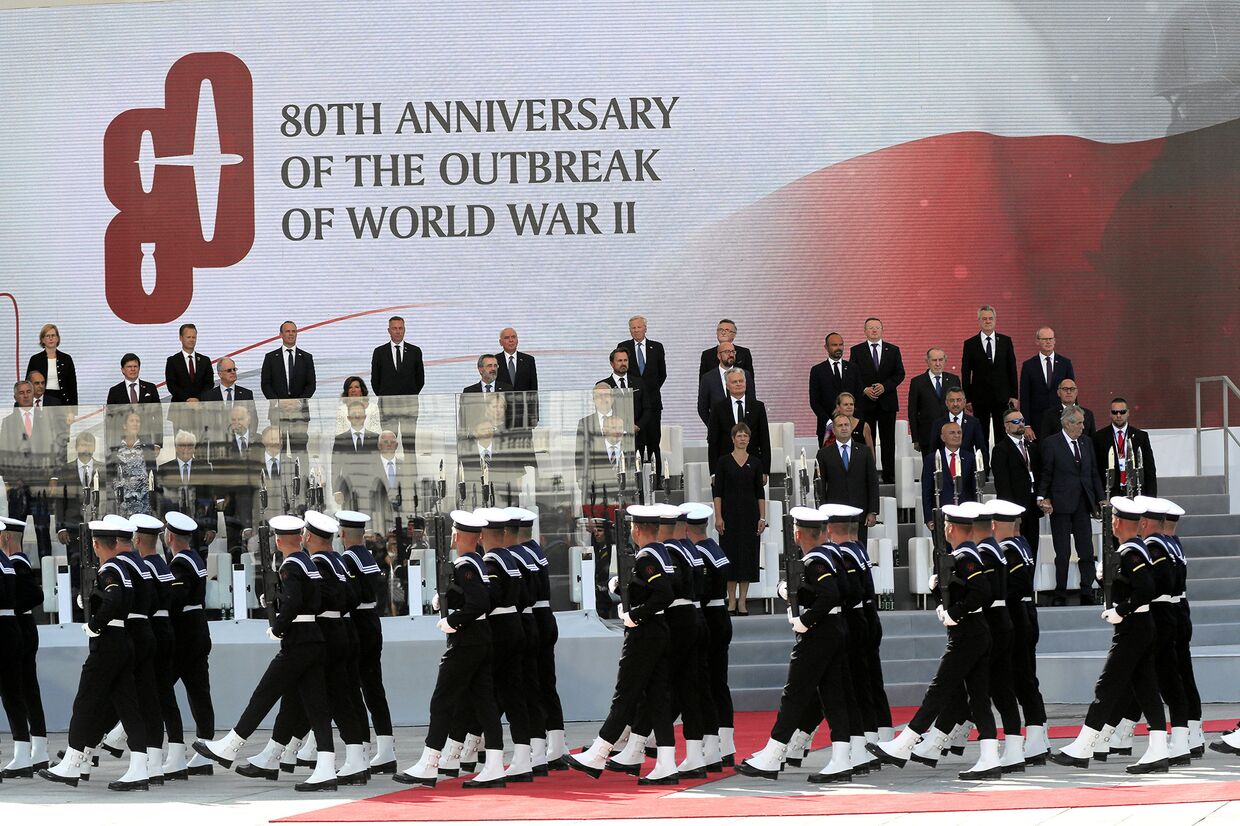 Официальные лица во время торжественной церемонии по случаю 80-й годовщины начала Второй мировой войны в Варшаве