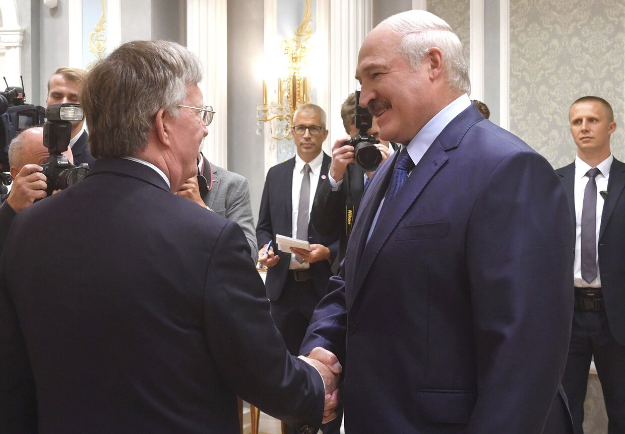 Президент Беларуси Александр Лукашенко и советник по национальной безопасности США Джон Болтон во время встречи в Минске