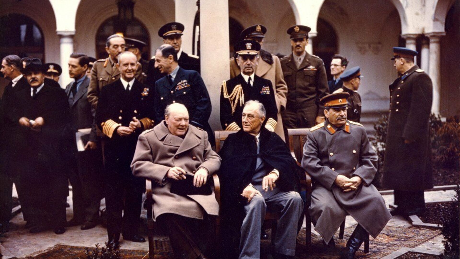 Черчилль, Рузвельт и Сталин у Ливадийского дворца. Февраль 1945 г. - ИноСМИ, 1920, 31.08.2021
