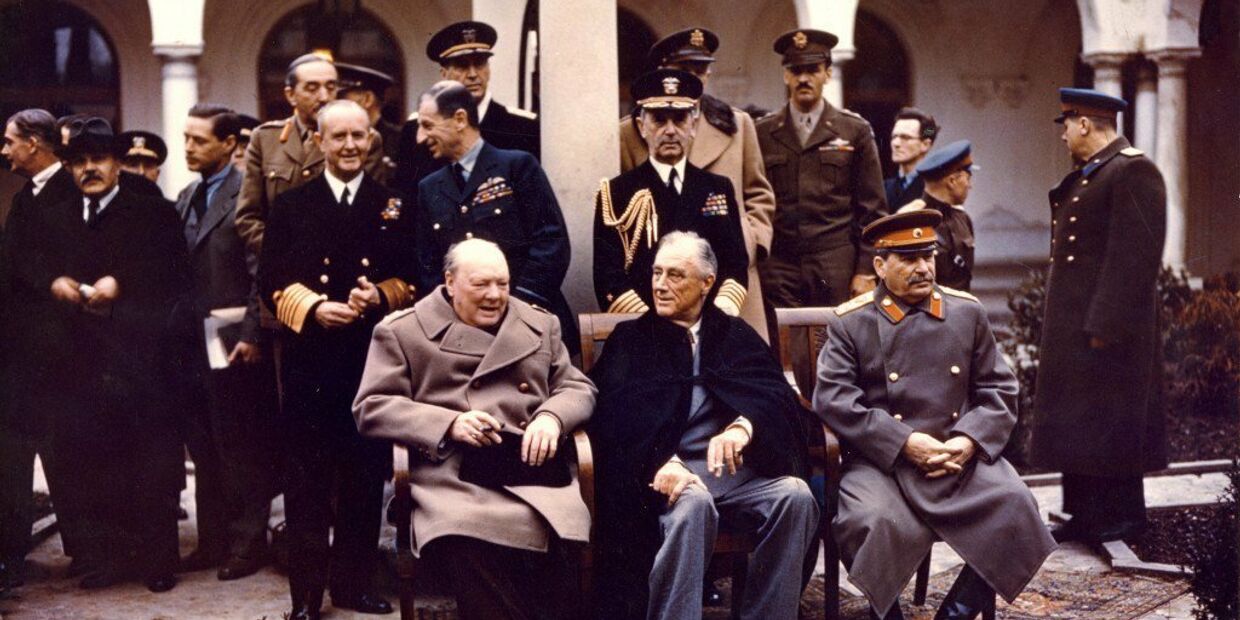 Черчилль, Рузвельт и Сталин у Ливадийского дворца. Февраль 1945 г.