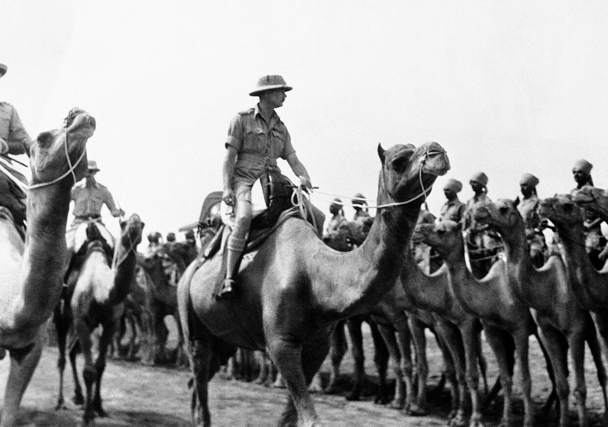 Британский герцог Глостер инспектирует войска в Судане 1 июля 1942 года