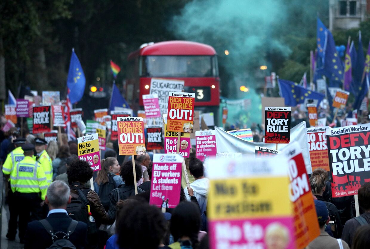 Противники Brexit во время акции протеста у здания парламента в Лондоне, Великобритания