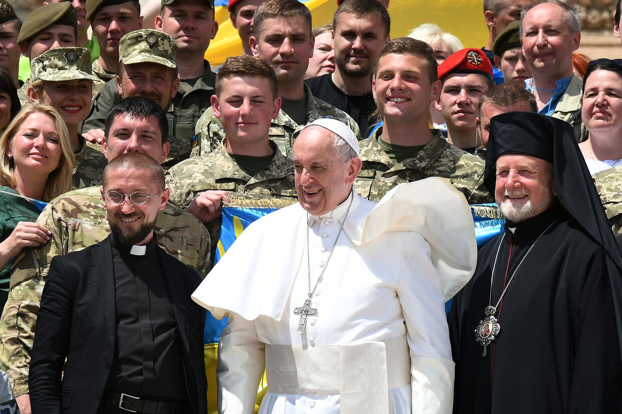 Папа Римский Франциск позирует с украинскими военными на площади Святого Петра в Ватикане