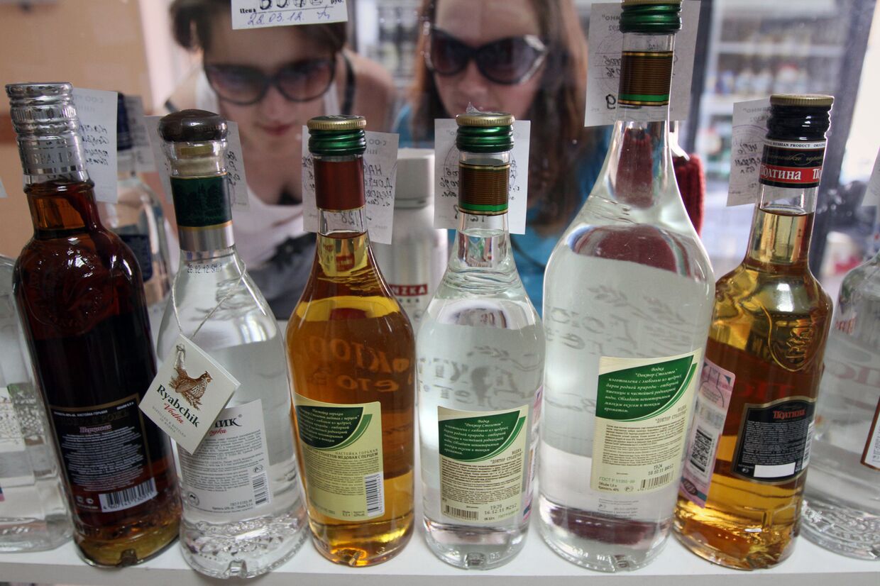 Покупательницы выбирают водку в одном из магазинов Омска