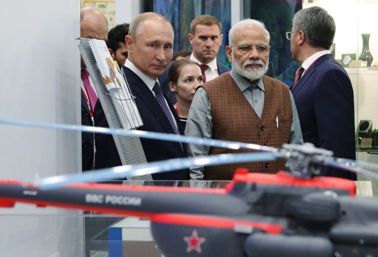 Президент РФ Владимир Путин и премьер-министр Индии Нарендра Моди во время посещения выставки в рамках V Восточного экономического форума