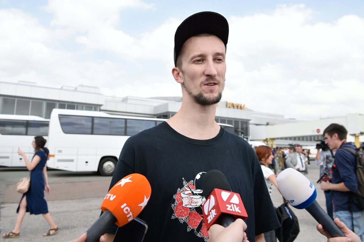 Гражданин Украины Александр Кольченко общается с журналистами