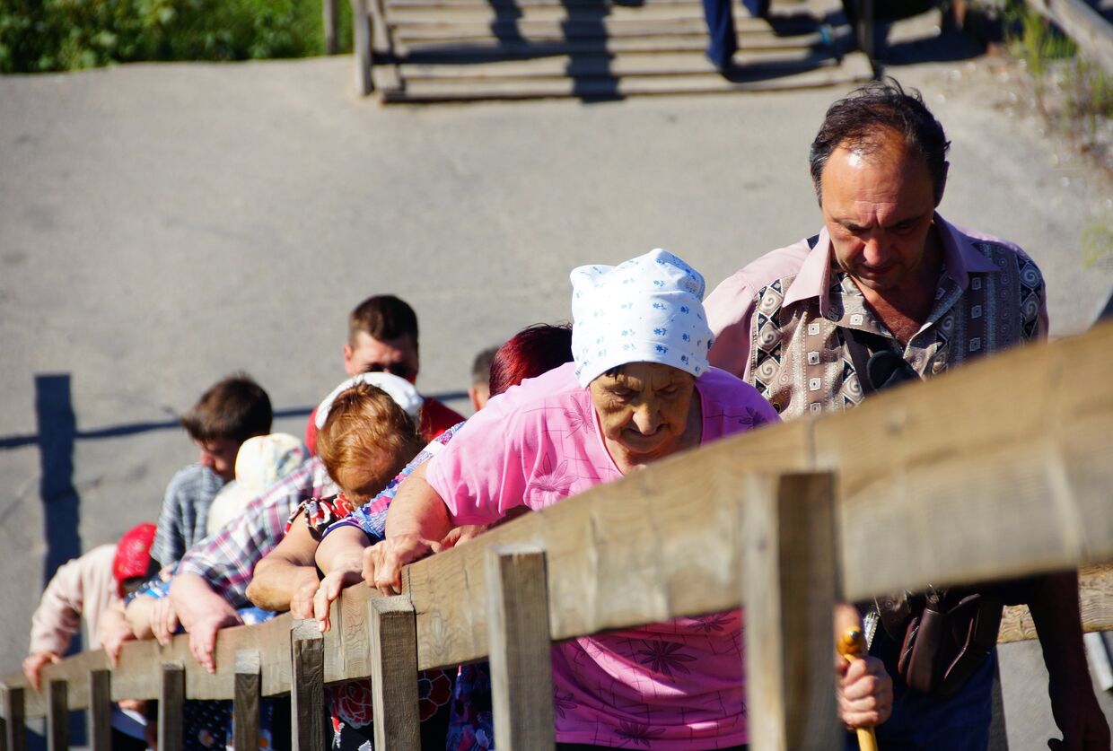 Жители поднимаются по мосту на КПП Станица Луганская