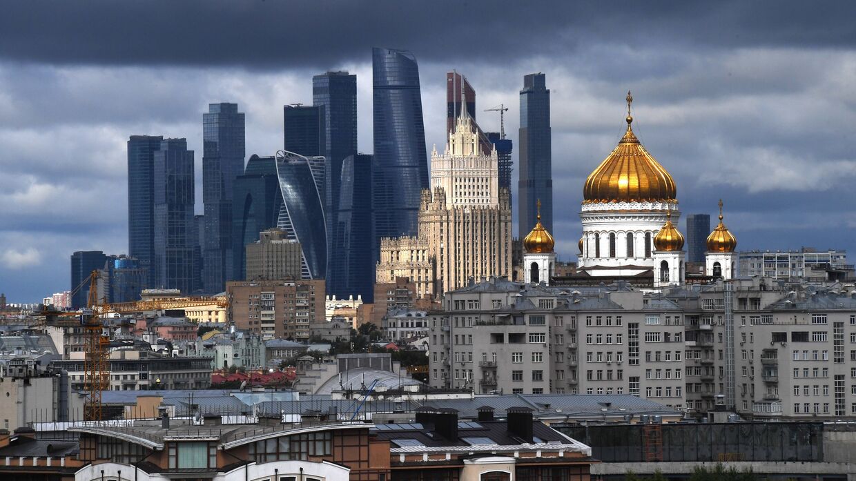 Вид на небоскребы делового центра Москва-сити и Храм Христа Спасителя в Москве