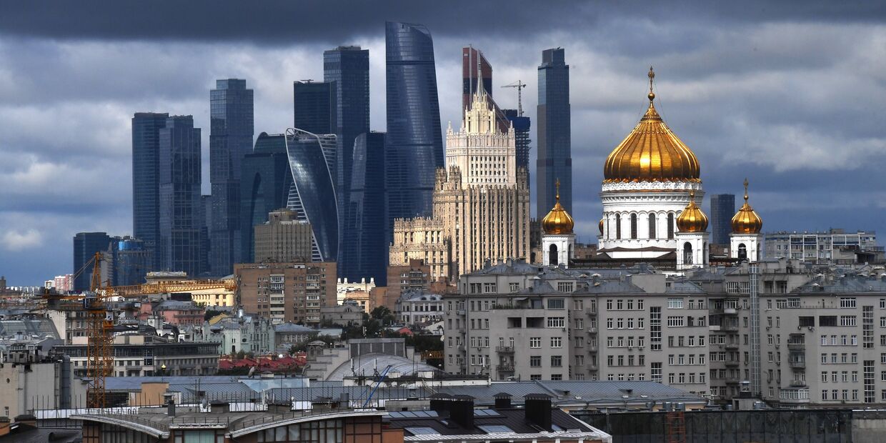 Вид на небоскребы делового центра Москва-сити и Храм Христа Спасителя в Москве