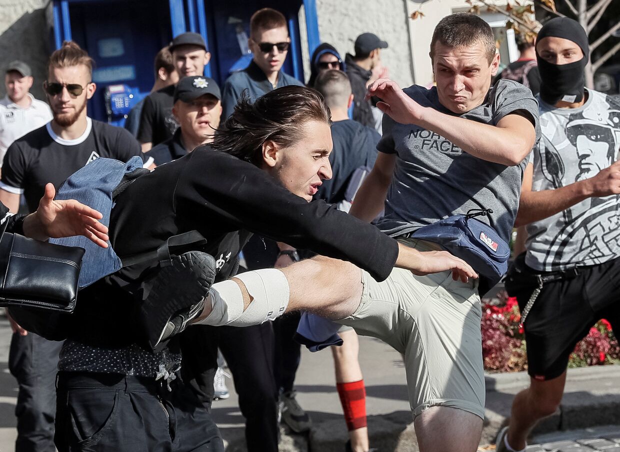 Драка сторонников ЛГБТ-сообщества и их противников в Харькове
