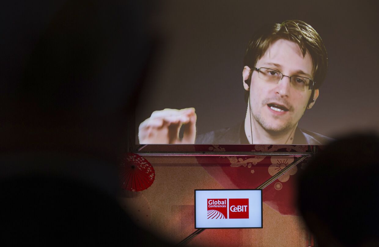 Эдвард Сноуден выступает по видеосвязи на IT-выставке CeBIT в Германии