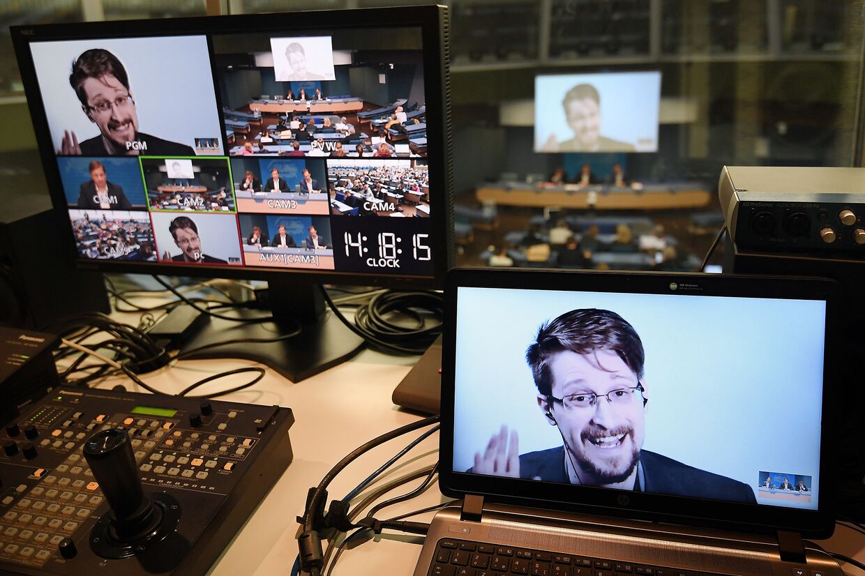 Эдвард Сноуден во время видеоконференци