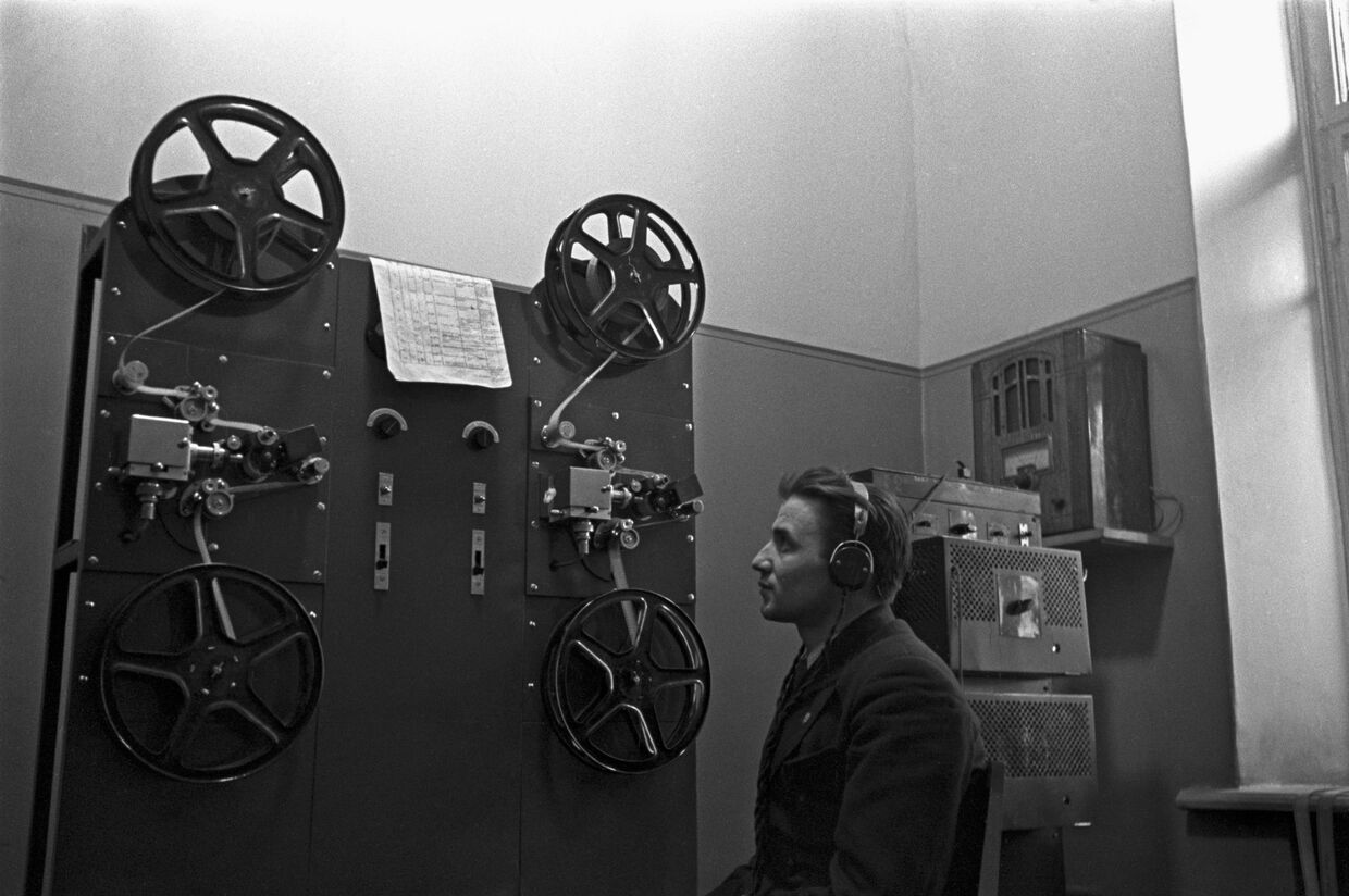 Говорит Москва. Идет запись радиопередачи в студии Радиостанции имени Коминтерна. 1938 год.