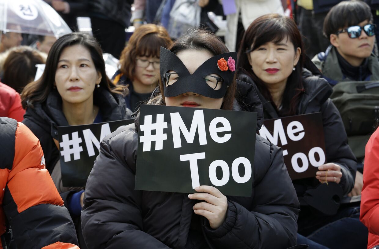 Женщины на демонстрации MeToo в Сеуле, Южная Корея