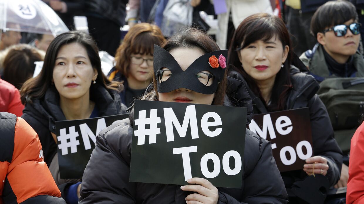 Женщины на демонстрации MeToo в Сеуле, Южная Корея