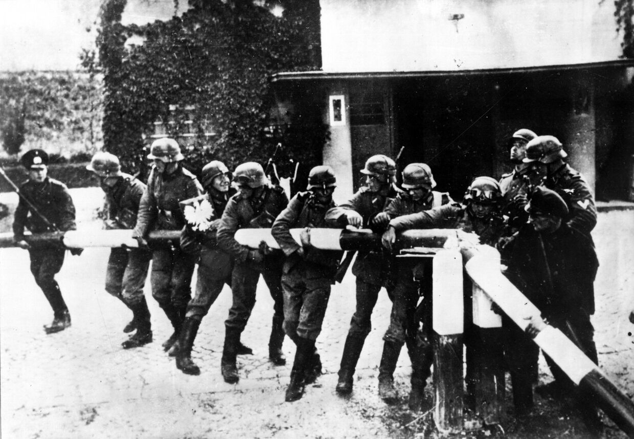 Немецкие солдаты ломают шлагбаум на немецко-польской границе