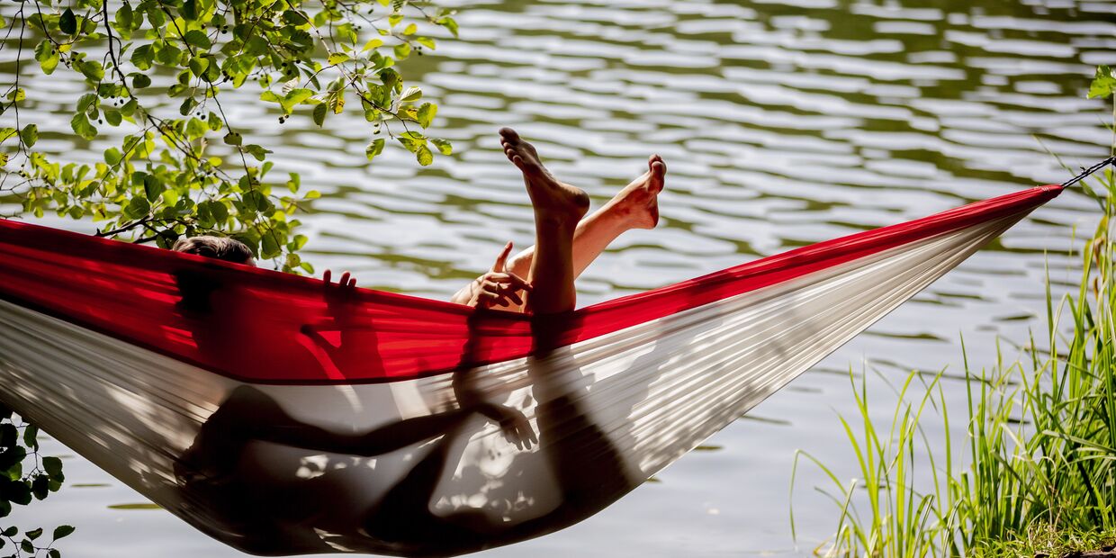 Пара в гамаке, Берлин, Германия