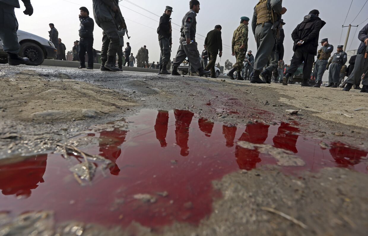 Люди отражаются в луже крови, Кабул, Афганистан