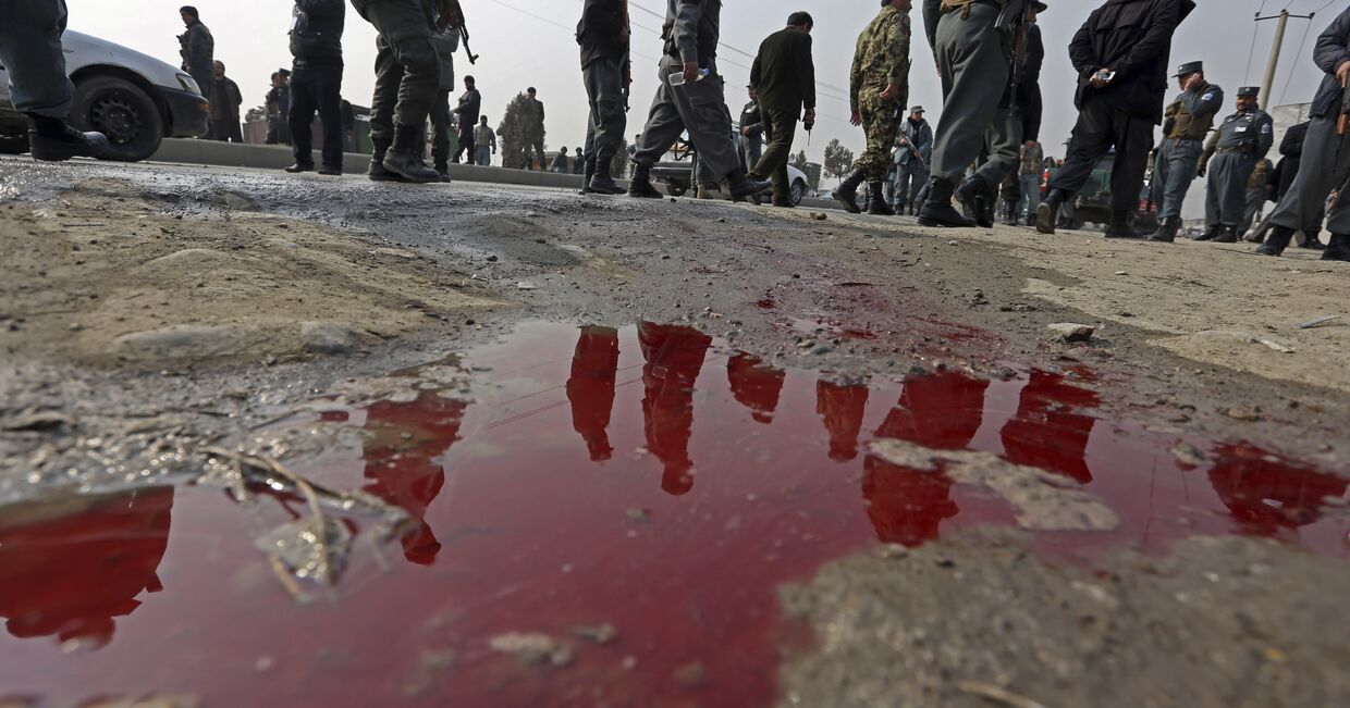 Люди отражаются в луже крови, Кабул, Афганистан