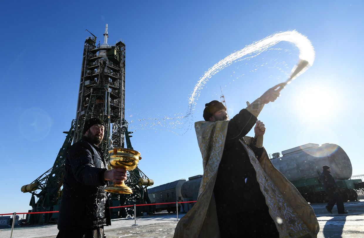 Освящение ракеты-носителя Союз-ФГ с пилотируемым кораблем Союз МС-11