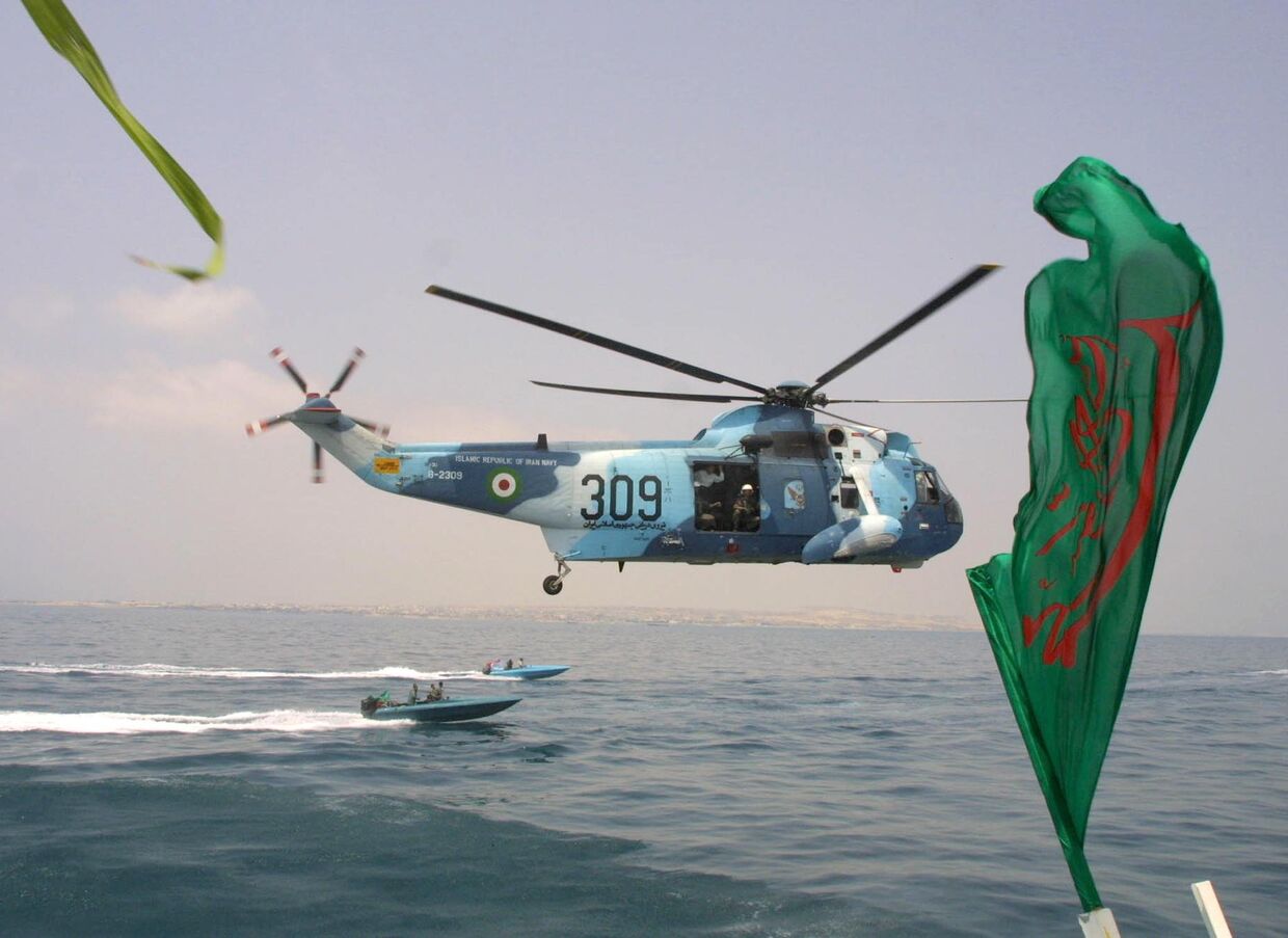 Вертолет ВМС Ирана недалеко от порта Бандар-Аббас
