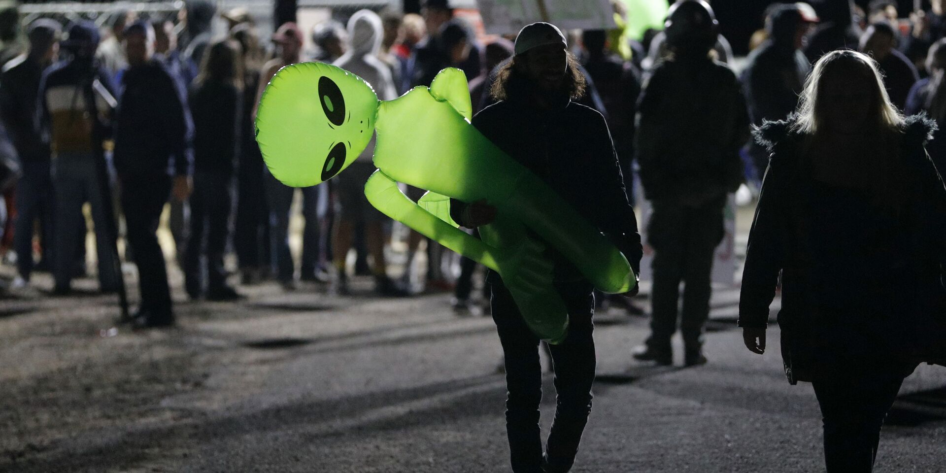 Участники съезда любителей мистификаций недалеко от Зоны 51 в Неваде, США - ИноСМИ, 1920, 30.10.2025