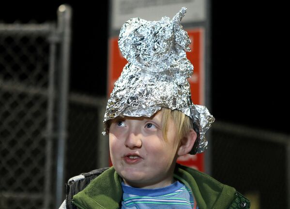 Мальчик в шапке из фольги у ворот Зоны 51 во время «штурма» в штате Невада, США