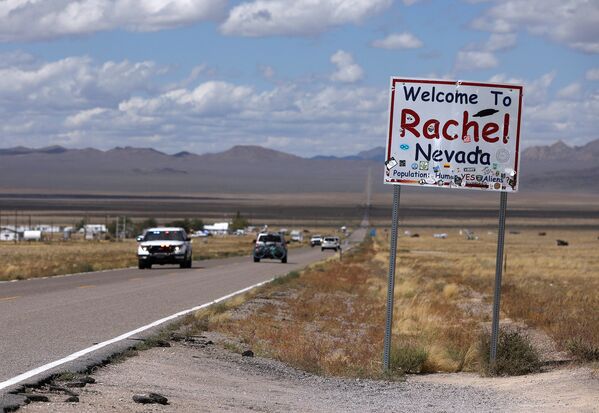 Знак «Добро пожаловать в Рейчел, штат Невада» на шоссе 375