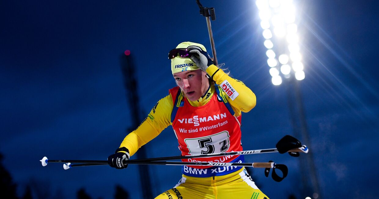Себастиан Самуэльссон (Швеция) на дистанции одиночной смешанной эстафеты на первом этапе Кубка мира по биатлону сезона 2017/18