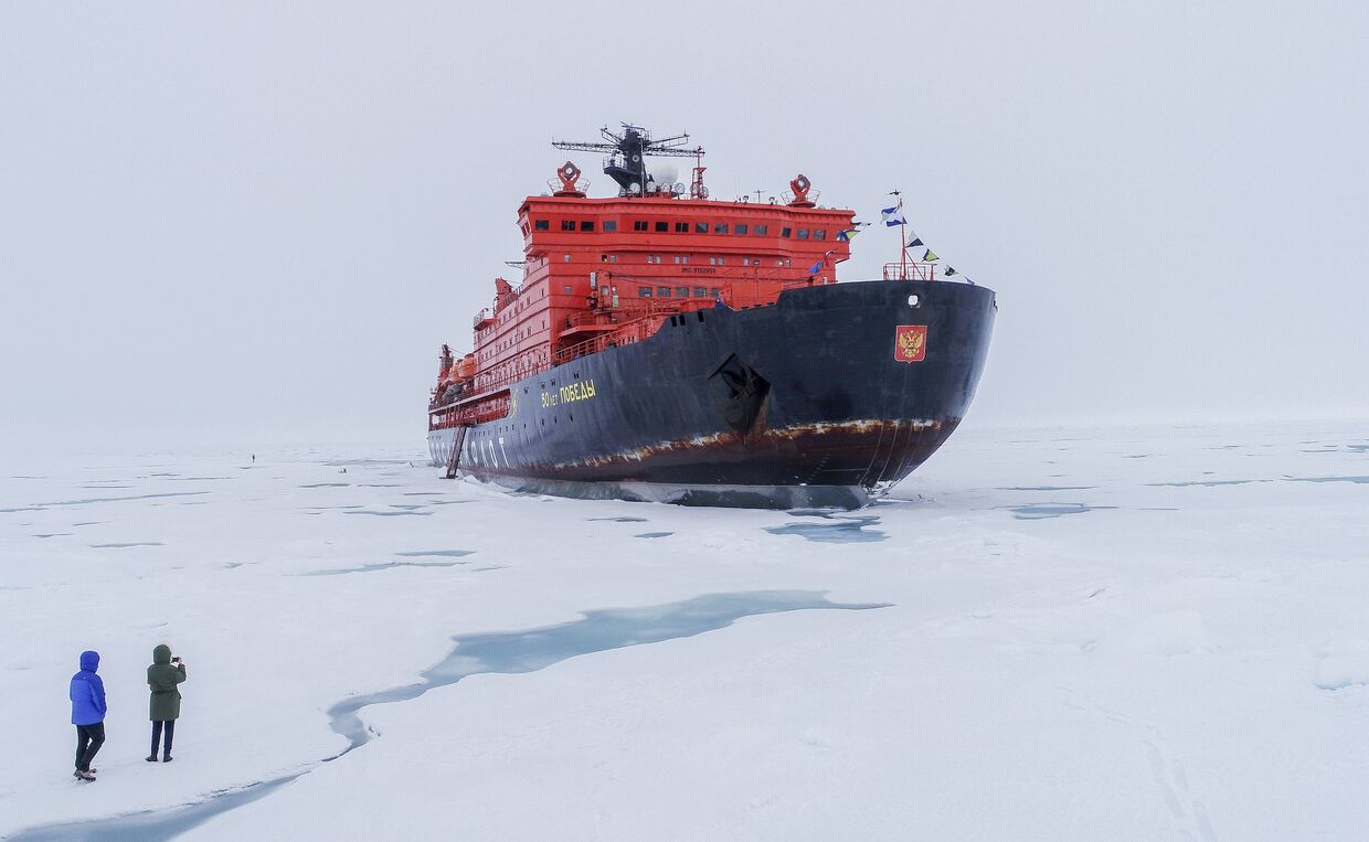Российский ледокол вернулся из рейса на Северный полюс