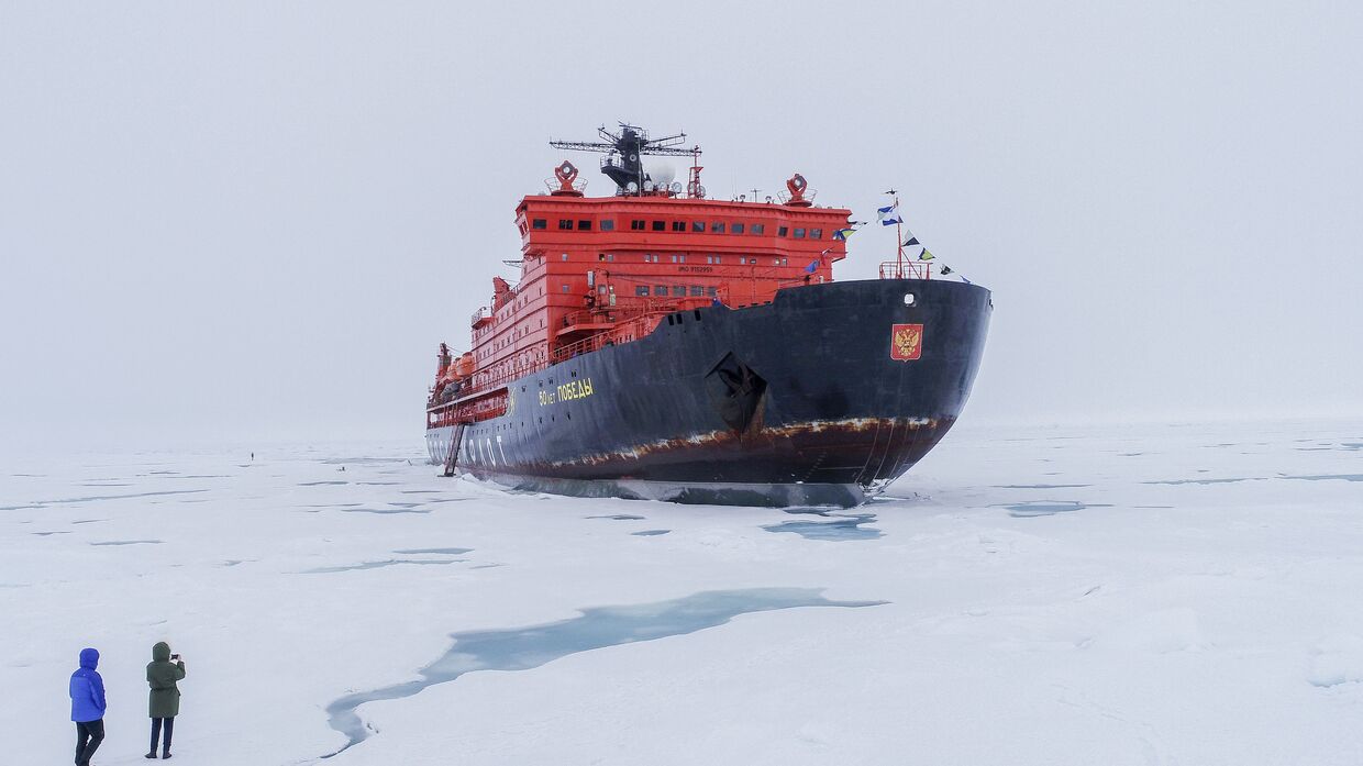 Российский ледокол вернулся из рейса на Северный полюс