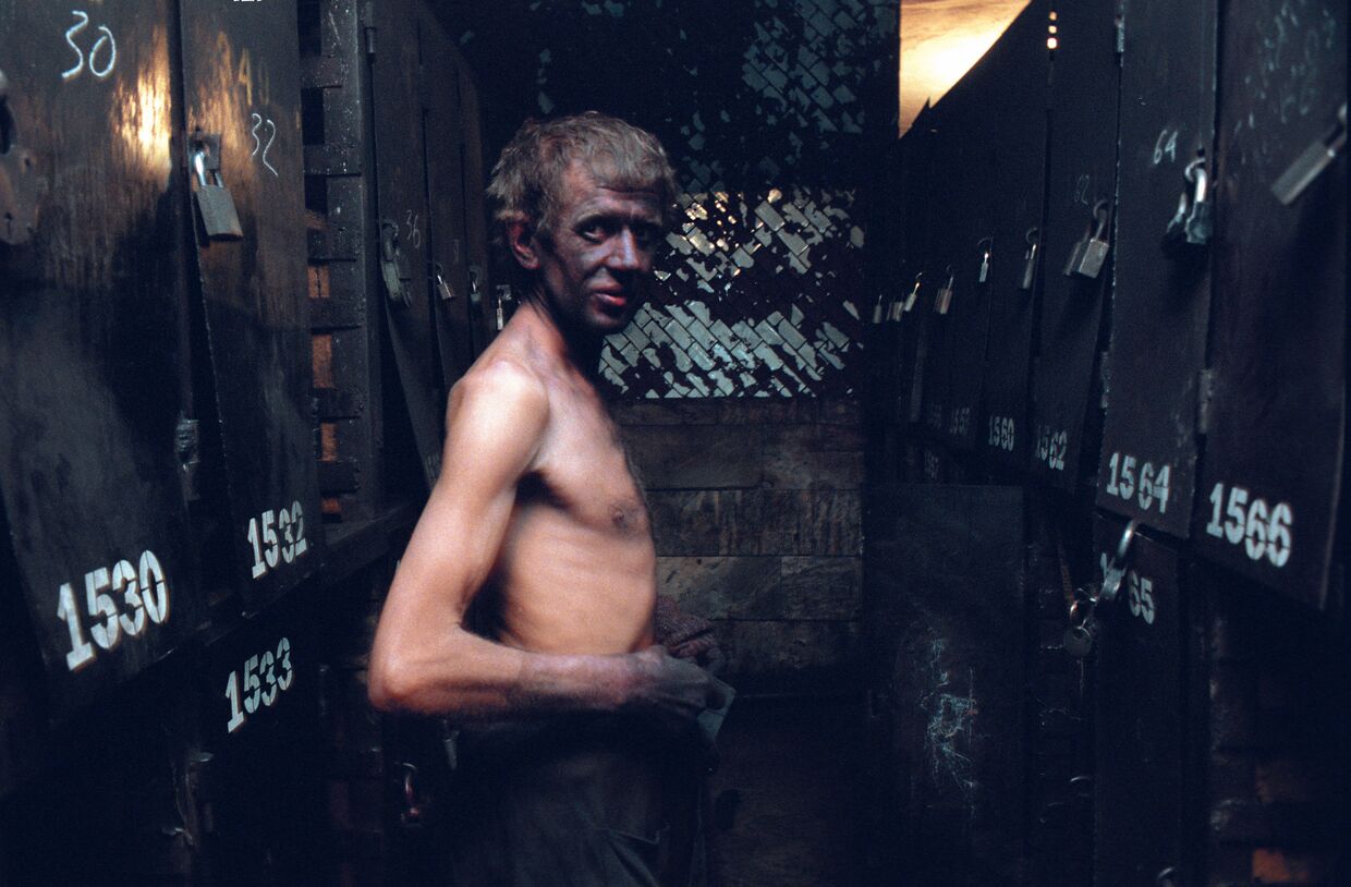 Шахтер после рабочей смены в шахте. Кемеровская область