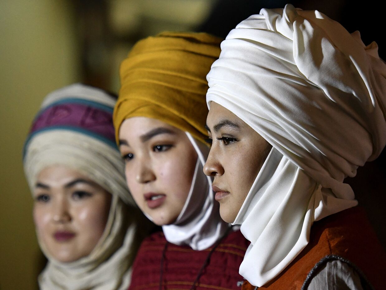 Модели в традиционных кыргызских головных уборах на фестивале в Бишкеке