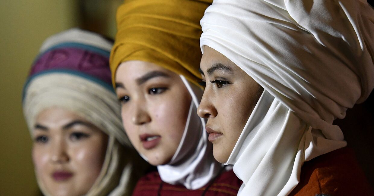Модели в традиционных кыргызских головных уборах на фестивале в Бишкеке