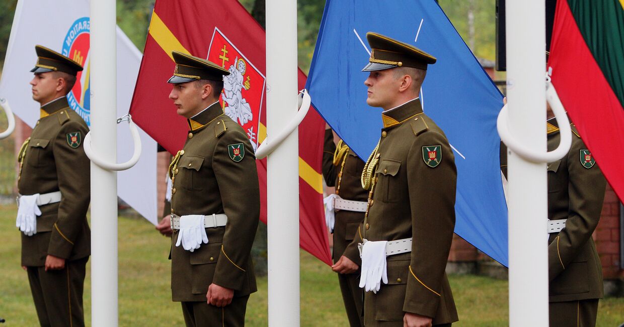 Солдаты во время церемонии в Вильнюсе, Литва