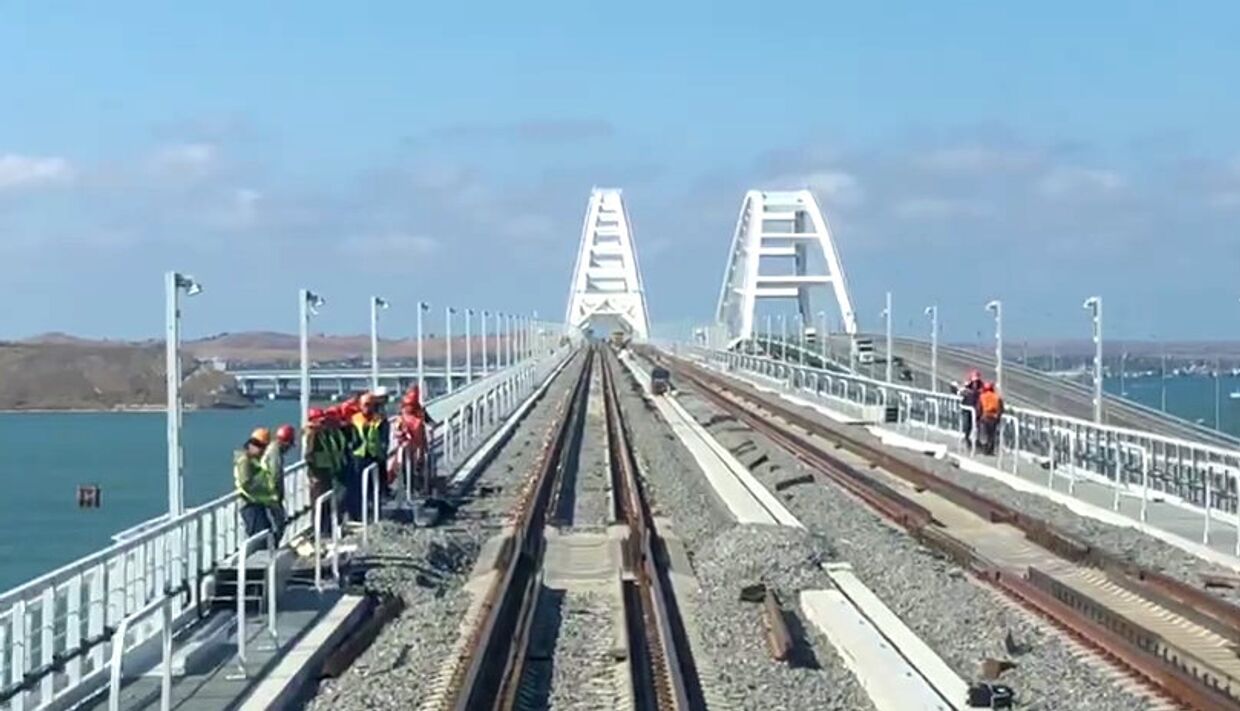 Тепловоз проехал в тестовом режиме по ж/д части Крымского моста