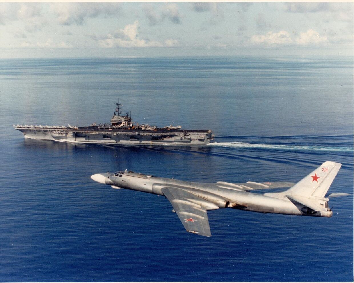 Ракетоносец Ту–16 облетает авианосец USS Ranger CV 61 в 1989 году