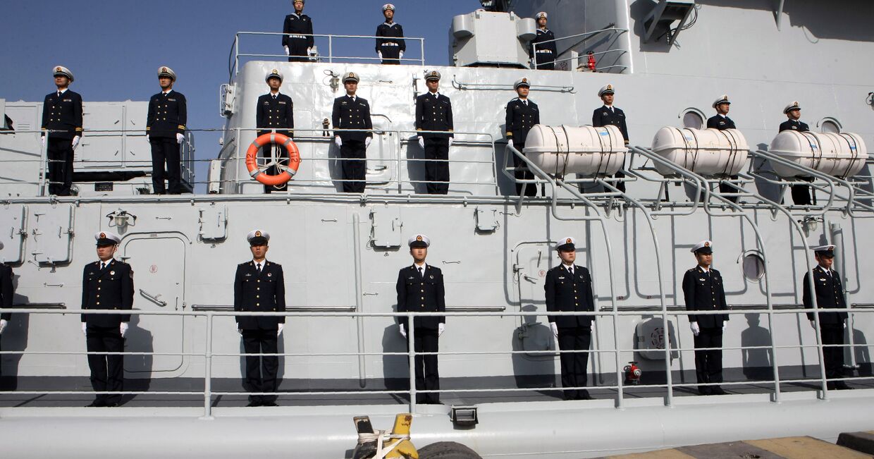 Китайские офицеры на борту эсминца Harbin