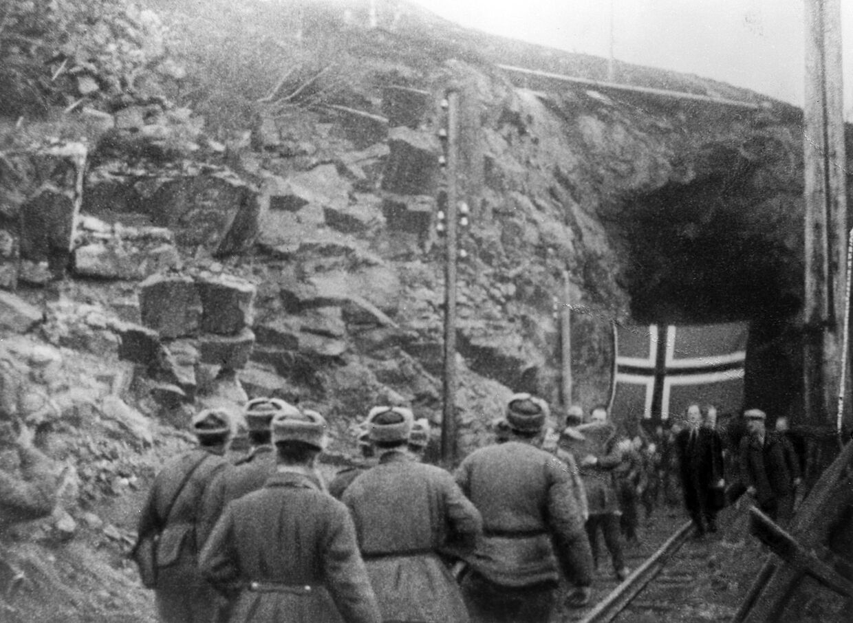 Жители Киркенеса, скрывавшиеся на руднике, и бойцы Красной Армии. Освобождение Северной Норвегии, 1944 год